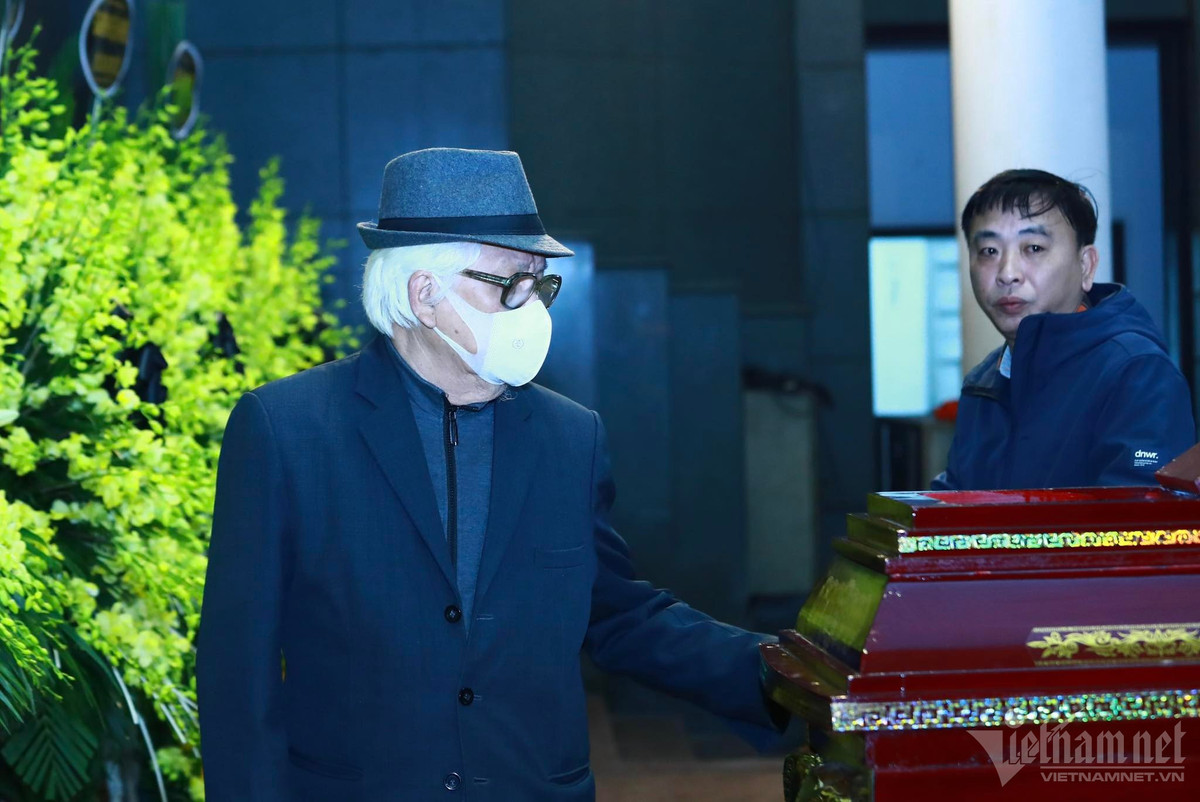 Các nghệ sĩ vô cùng thương tiếc NSND Trần Tiến - một tài năng của sân khấu kịch.