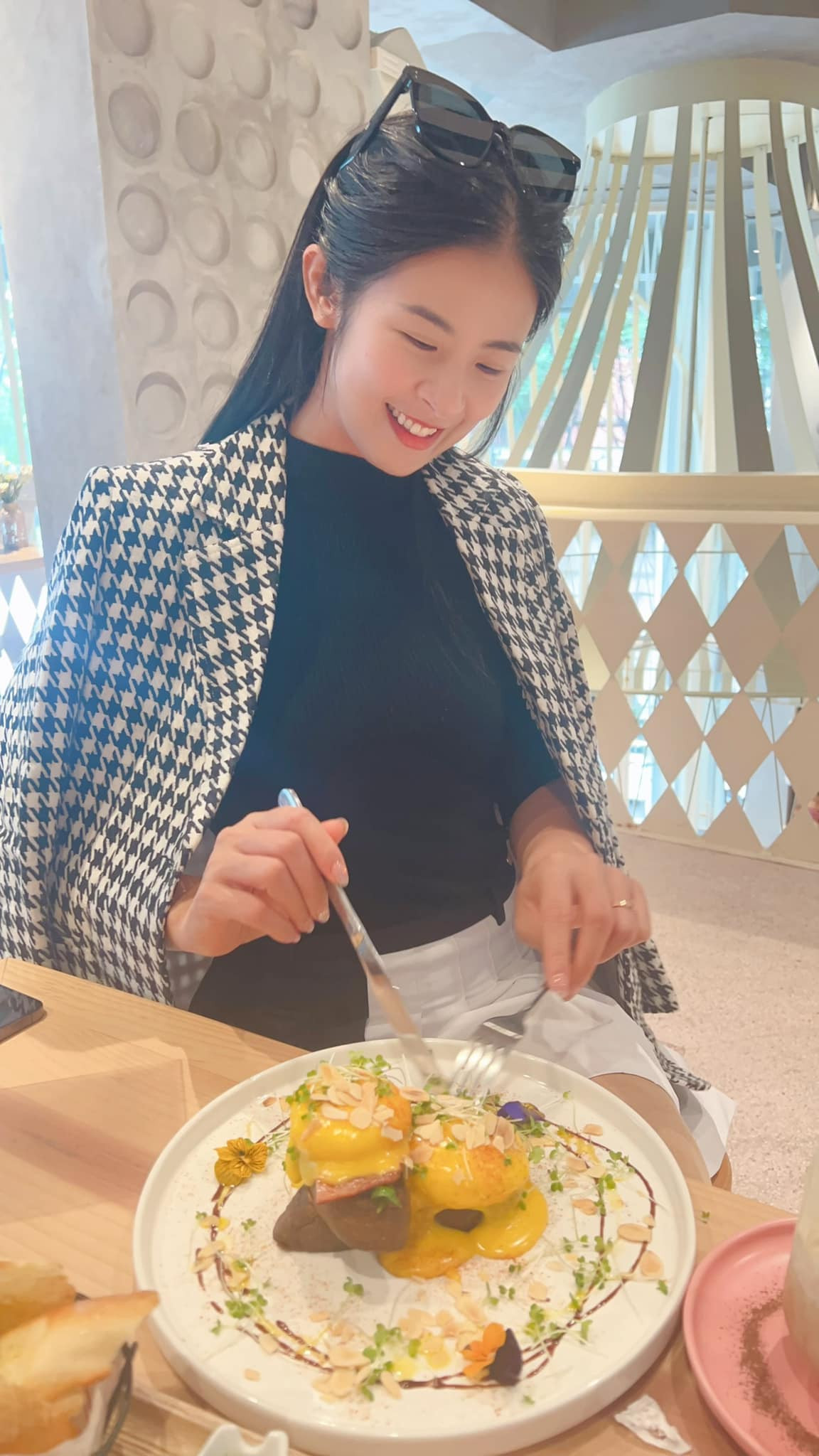 Hoa hậu Ngọc Hân vui vẻ thưởng thức bữa ăn ngon.