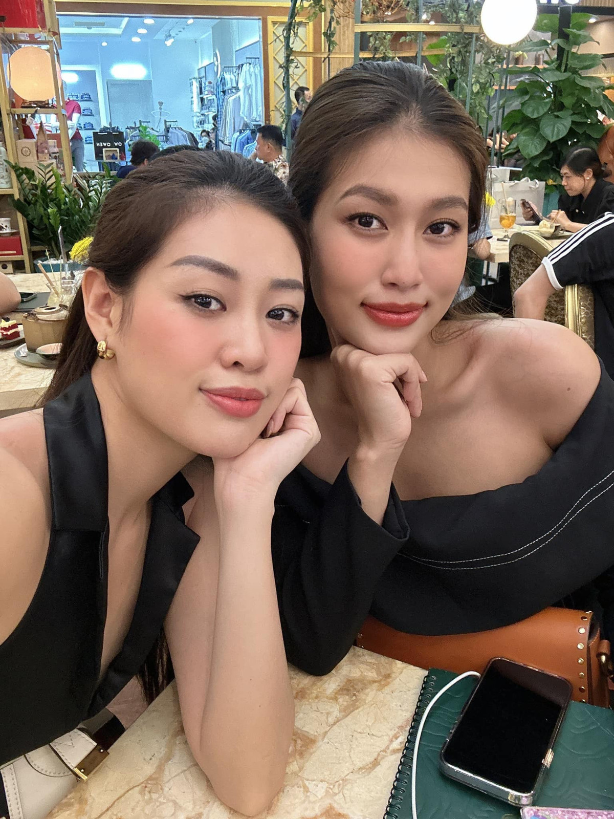 Khánh Vân, Thiên Ân rủ nhau đi sắm đồ Tết.