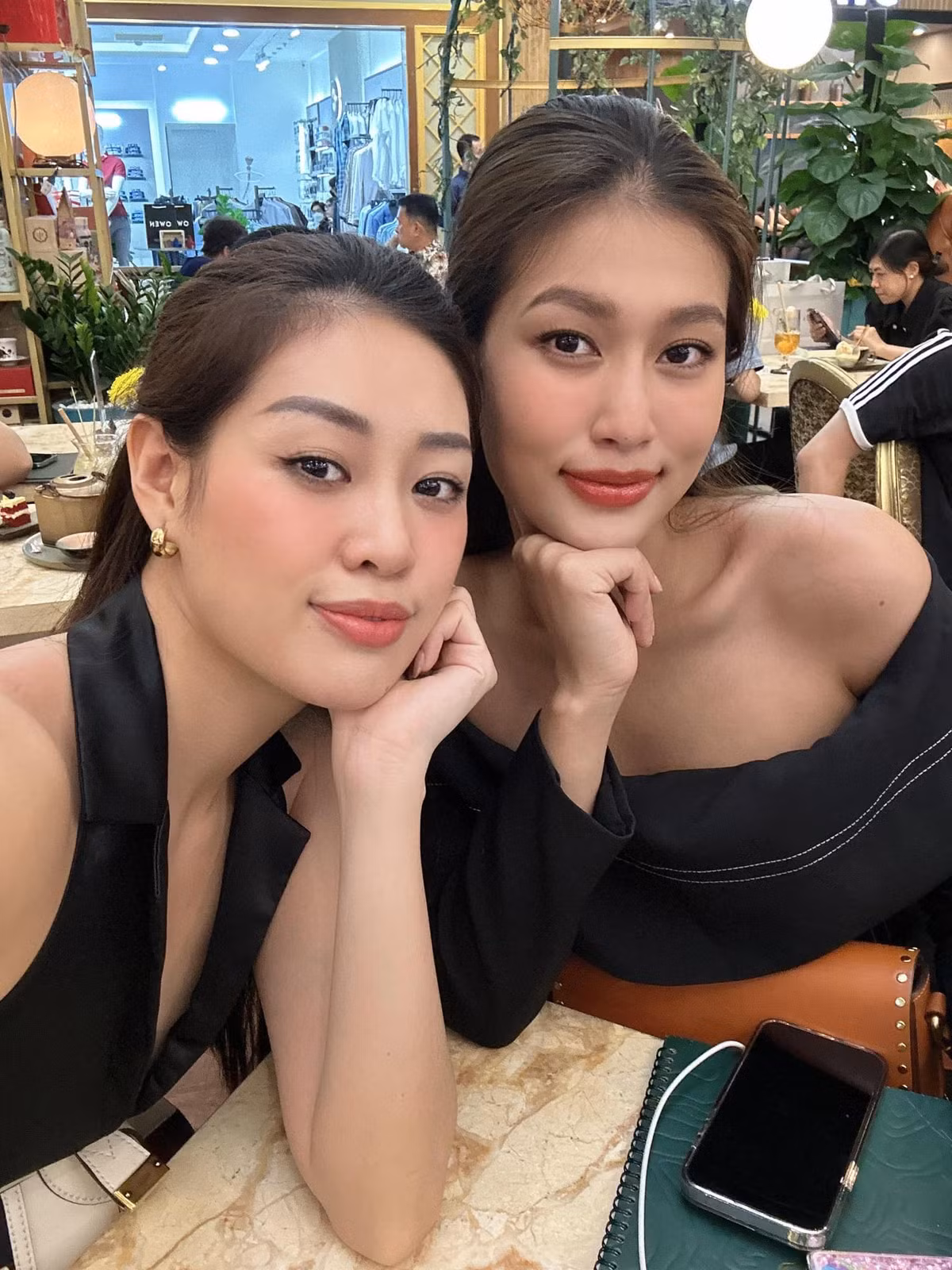 Khánh Vân, Thiên Ân rủ nhau đi sắm đồ Tết.