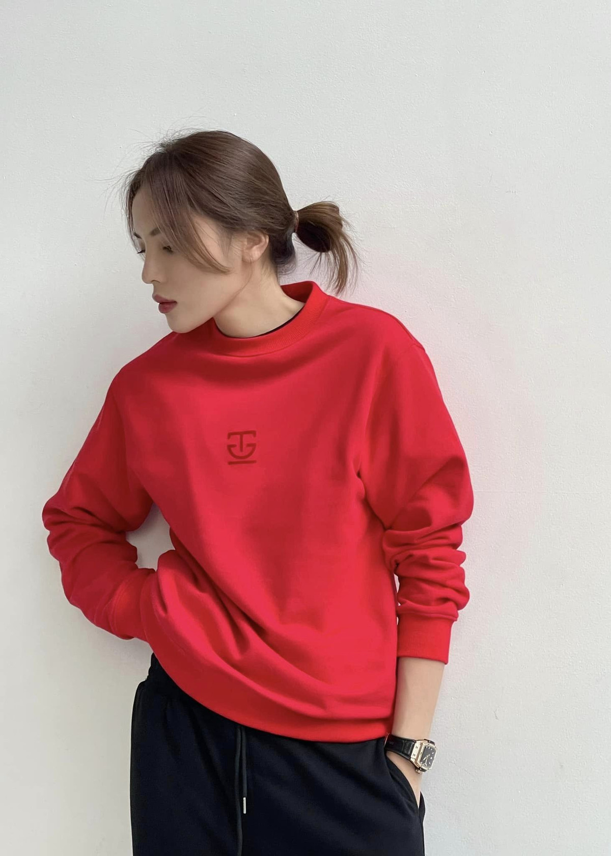 Hoa hậu Kỳ Duyên khoe góc nghiêng xinh đẹp.