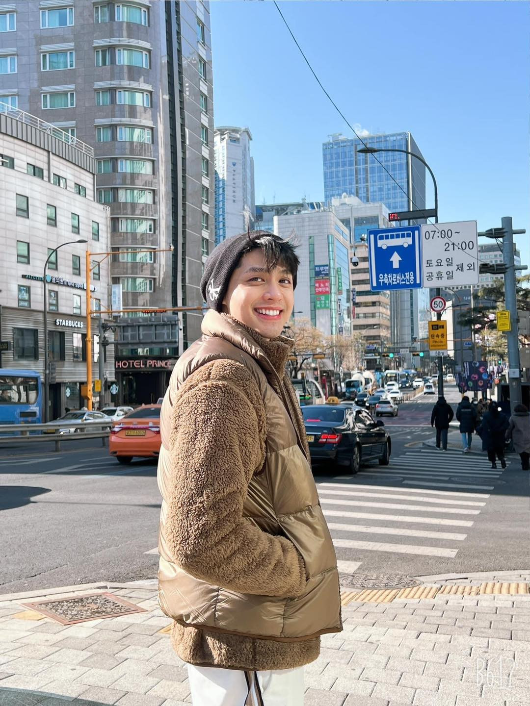 Ca sĩ Noo Phước Thịnh khoe vẻ điển trai khi du lịch Hàn Quốc.