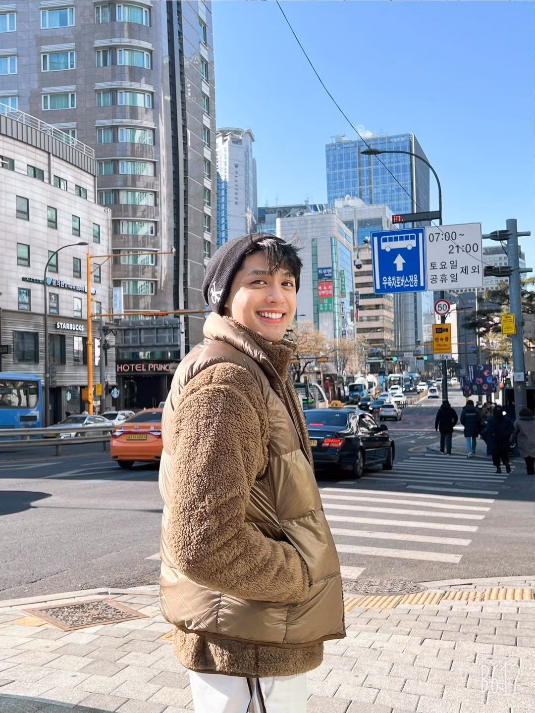 Ca sĩ Noo Phước Thịnh khoe vẻ điển trai khi du lịch Hàn Quốc.