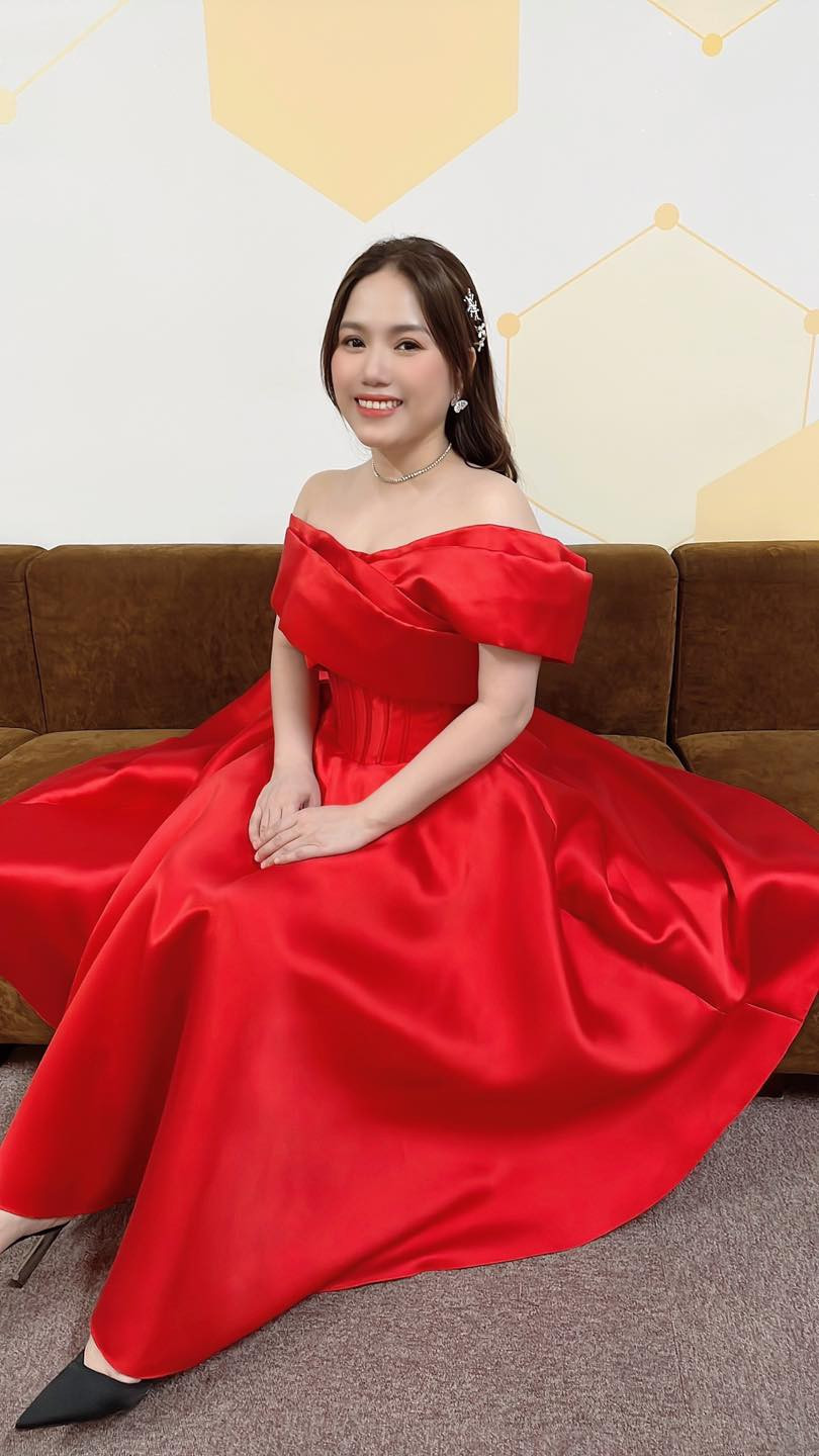 Thùy Chi diện đầm đỏ rực rỡ khoe vai trần.