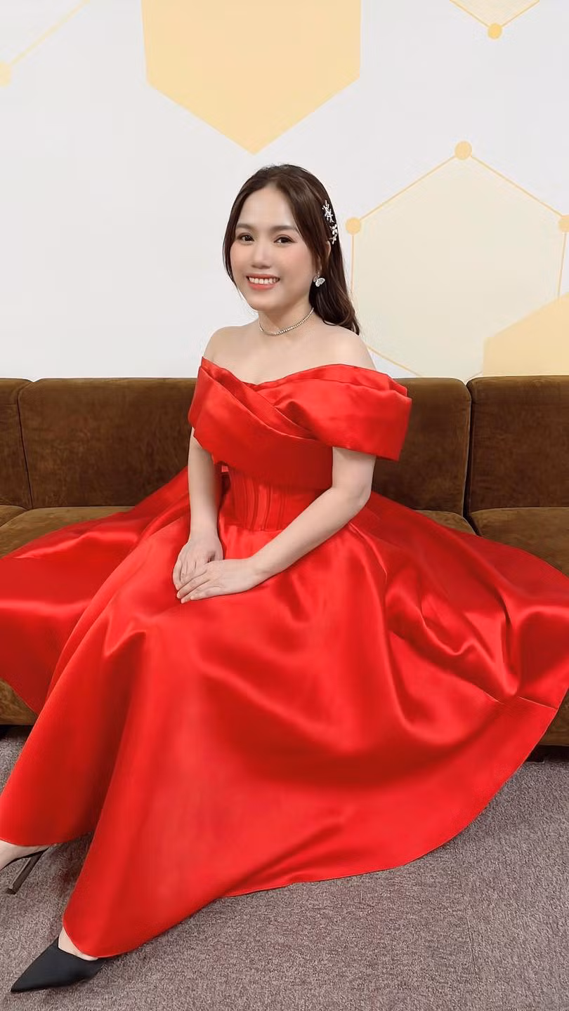 Thùy Chi diện đầm đỏ rực rỡ khoe vai trần.