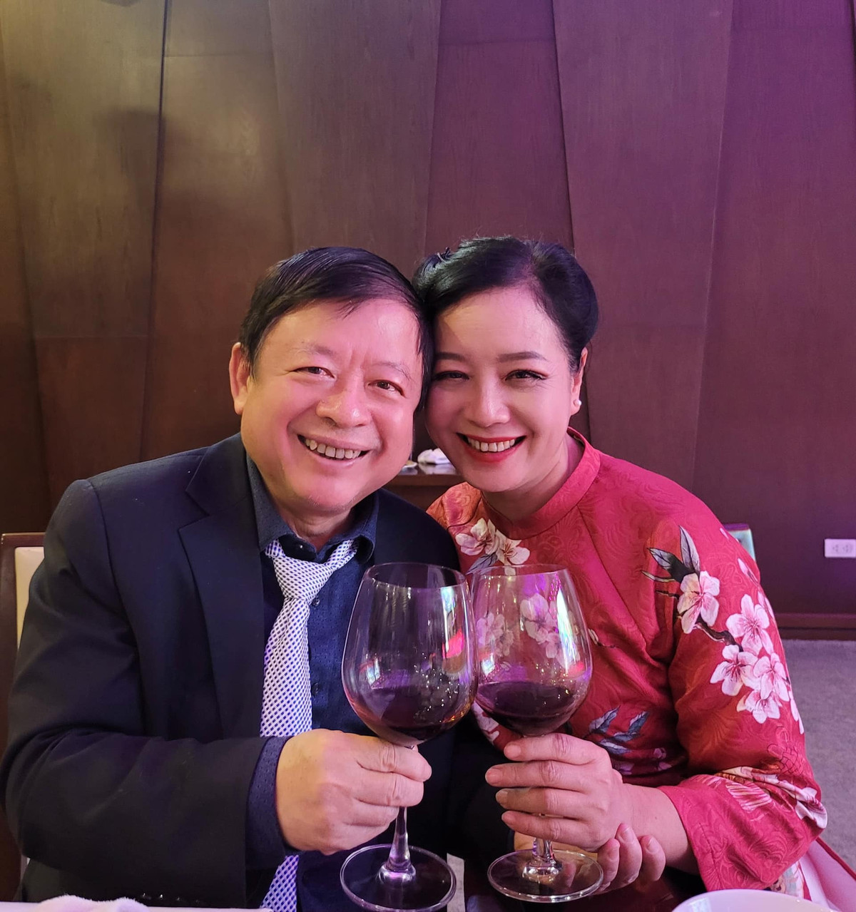 NSƯT Chiều Xuân vui vẻ bên chồng những ngày đầu năm mới.