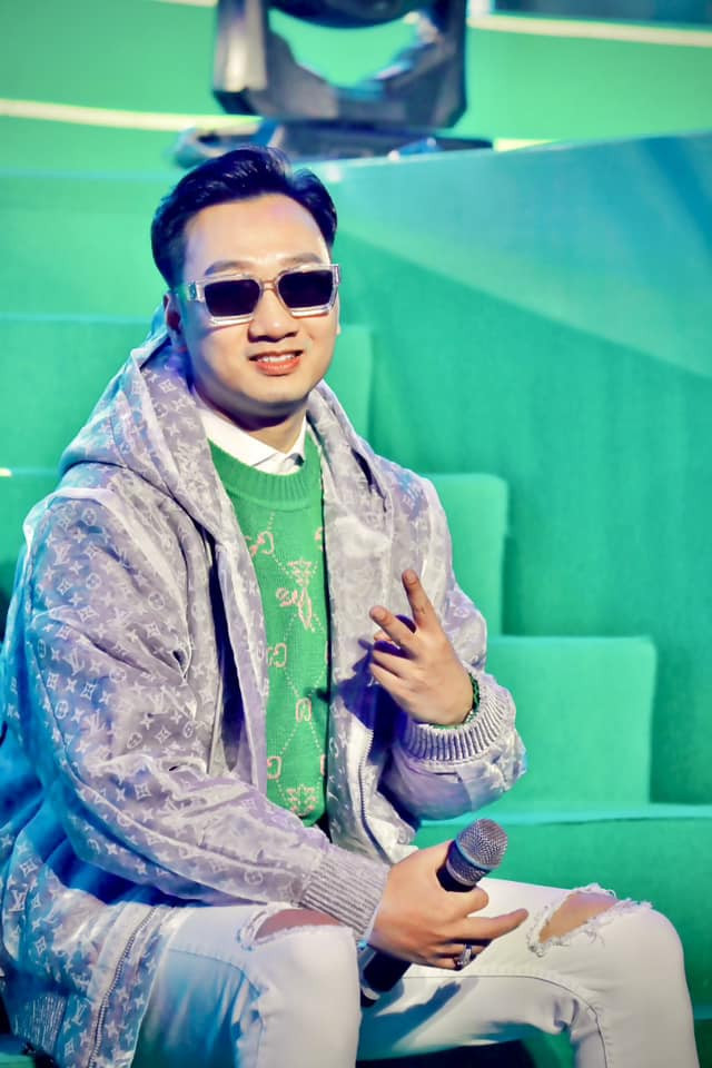 Sao Việt Thành Trung chia sẻ hình ảnh vui vẻ ở hậu trường làm việc. 