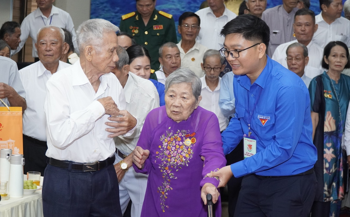 Đoàn viên thanh niên huyện Côn Đảo, tỉnh Bà Rịa - Vũng Tàu hỗ trợ các cựu tù chính trị Côn Đảo đến buổi gặp mặt.