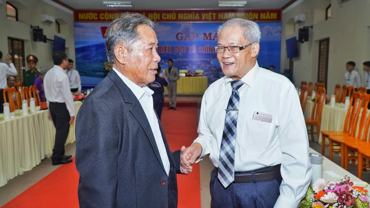 Các đồng chí cựu tù chính trị Côn Đảo tay bắt mặt mừng khi gặp lại đồng đội xưa.