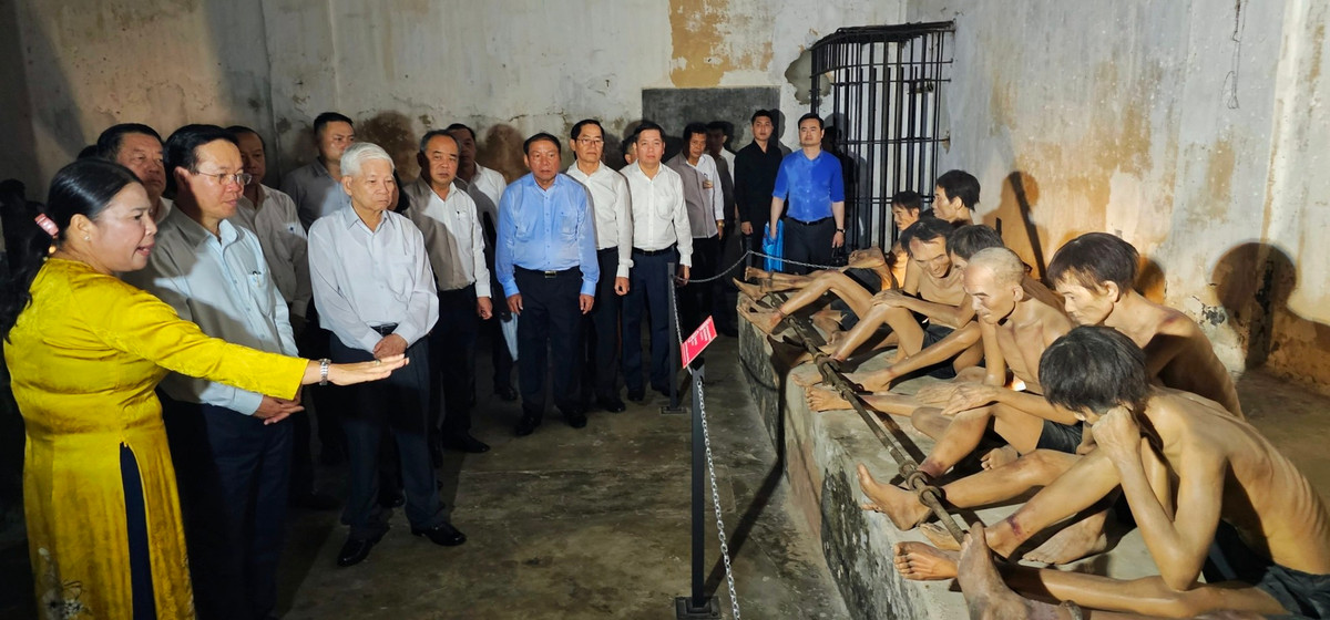 Chủ tịch nước Võ Văn Thưởng và đại diện lãnh đạo các cơ quan, bộ, ngành, đoàn thể ở Trung ương và tỉnh Bà Rịa-Vũng Tàu thăm quan Trại tù Phú Hải.