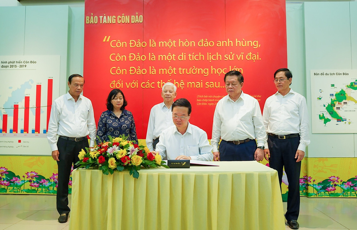 Chủ tịch nước Võ Văn Thưởng ghi vào sổ lưu niệm tại Bảo tàng Côn Đảo.