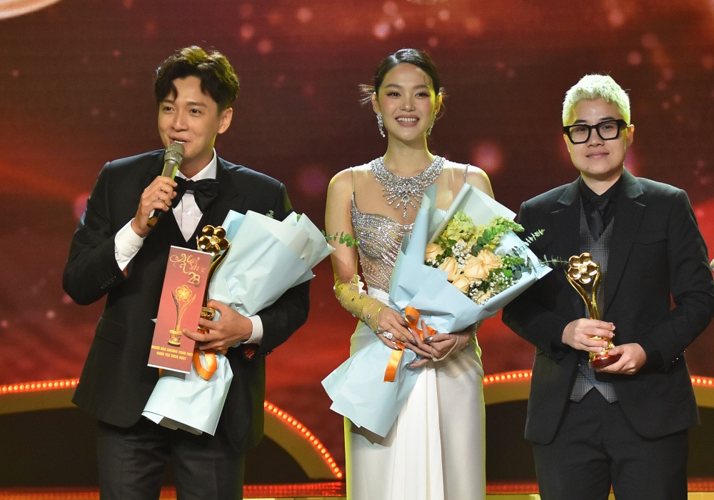 Ngô Kiến Huy một lần nữa được gọi tên cho giải Người dẫn chương trình được yêu thích nhất. Trong khi đó, Minh Hằng đại diện ê-kíp phim Bẫy ngọt ngào lên sân khấu nhận cúp cho Phim điện ảnh được yêu thích nhất.
