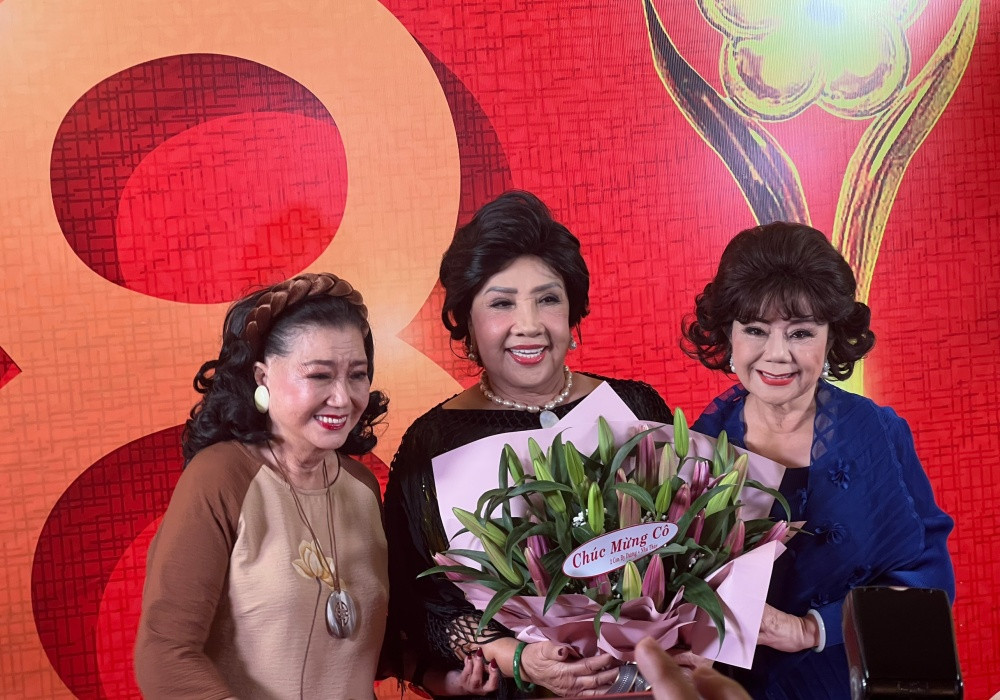 Trên thảm đỏ, NSND Lệ Thủy nhận được lời chúc mừng từ 2 người chị em thân thiết: NSND Kim Cương và NSND Thoại Miêu. Cả ba mong thế hệ đàn em tiếp nối chặng đường thiện nguyện họ nỗ lực nhiều năm qua.