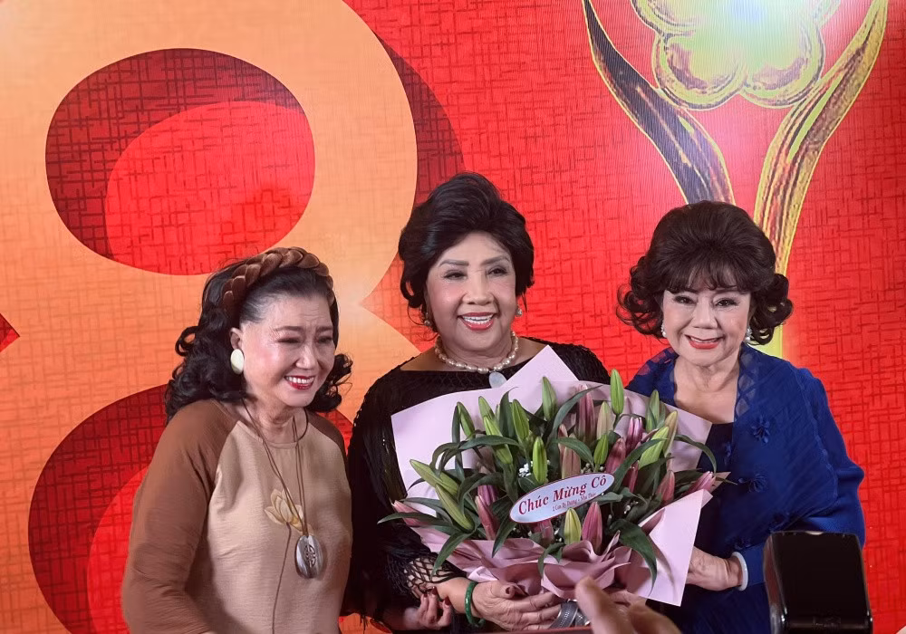 Nhan Phuc Vinh, Ninh Duong Lan Ngoc bat ngo doat giai Mai Vang-Hinh-2