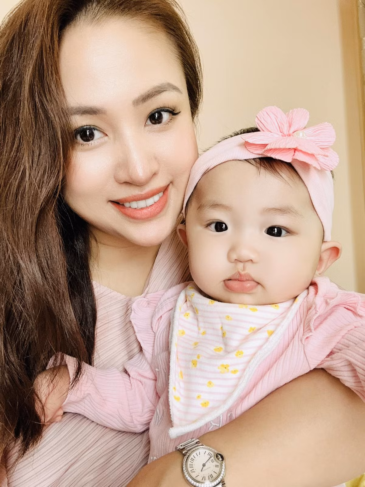 MC Vân Hugo rạng rỡ bên con gái.