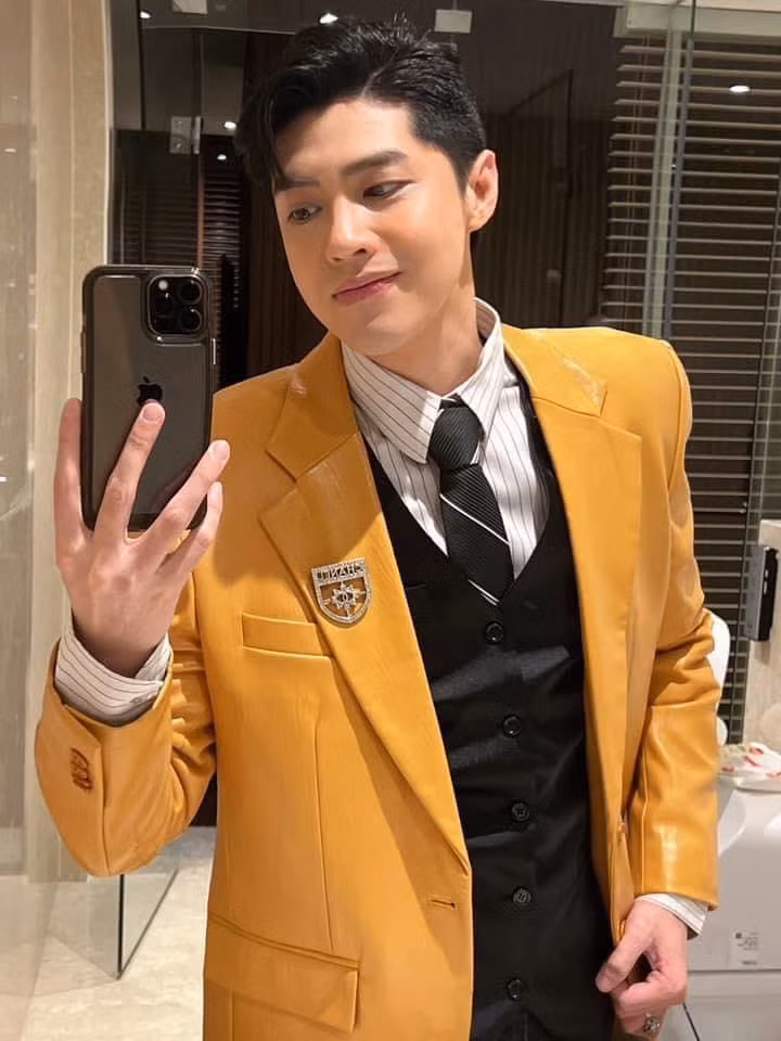 Sao Việt Noo Phước Thịnh diện vest bảnh bao.