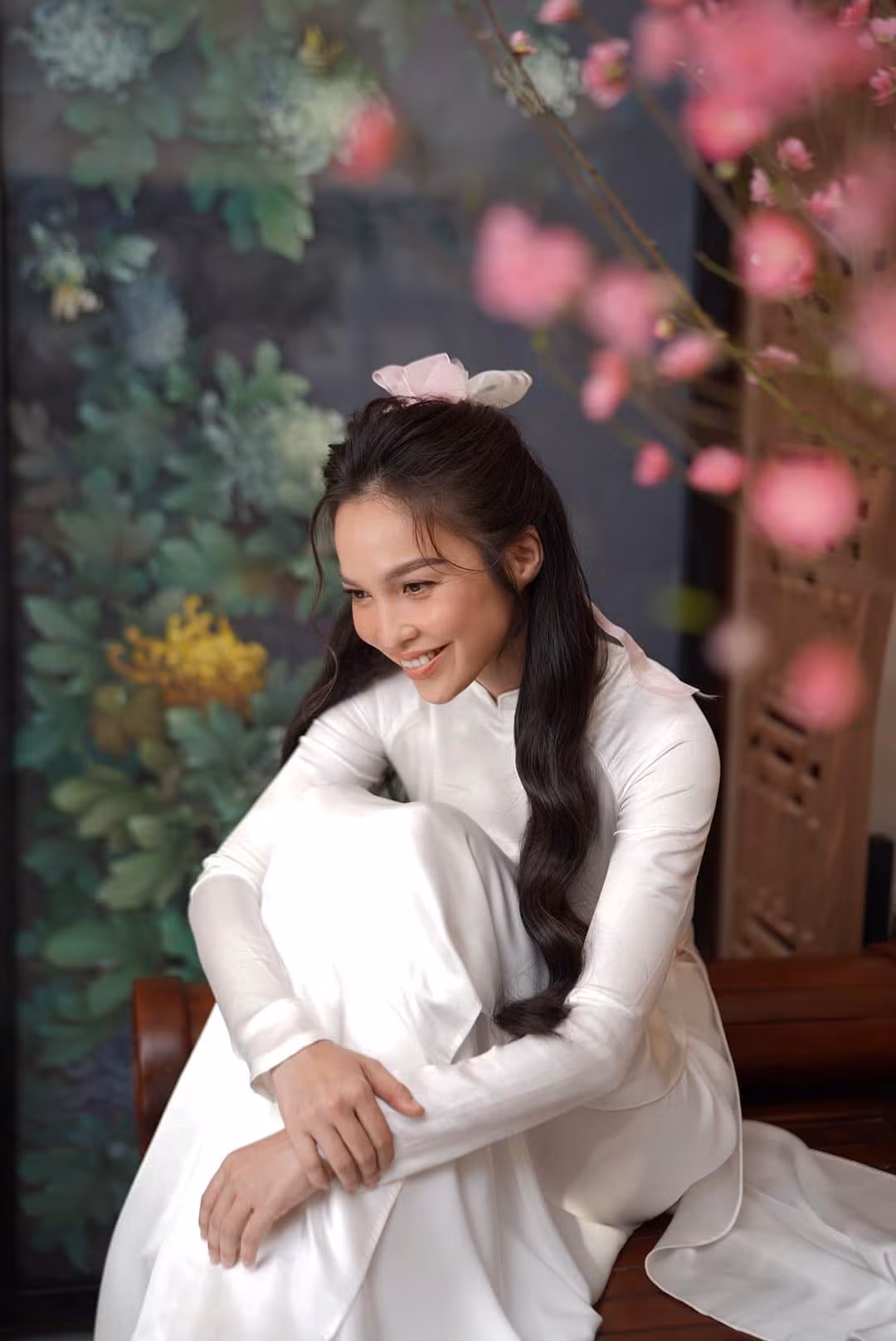 Ca sĩ Hiền Thục diện áo dài hoá "nàng thơ".