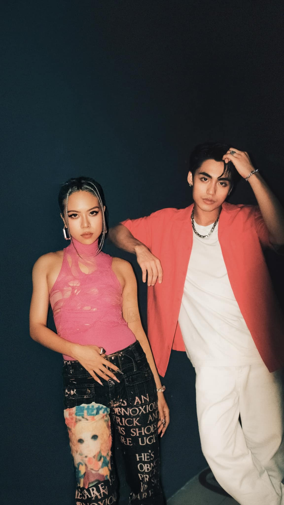 Tlinh và MONO tạo hiệu ứng hoá học khi cùng đăng ảnh và caption giống hệt nhau: Xui - Vui. Nhiều người đồn đoán cặp đôi này sắp hợp tác.