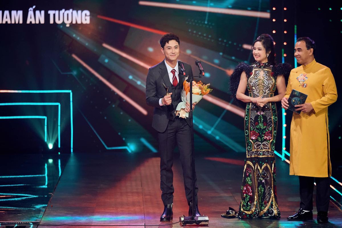 Thanh Sơn khoe giải thưởng Diễn viên nam ấn tượng VTV Awards. Anh chàng cũng không quên cảm ơn tập thể anh em, đồng nghiệp, khán giả đã hết lòng hỗ trợ mình trong suốt thời gian qua.
