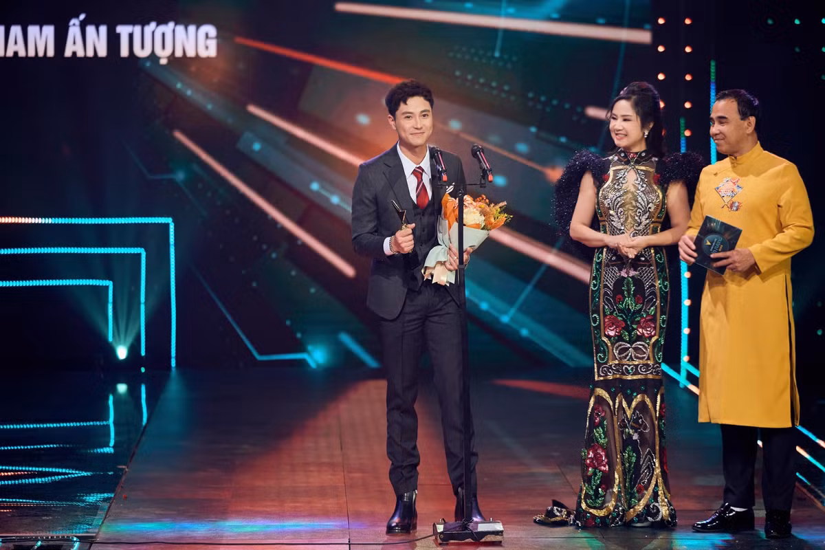 Hong Van hanh phuc ben chong, Quynh Nga du lich Hong Kong-Hinh-14