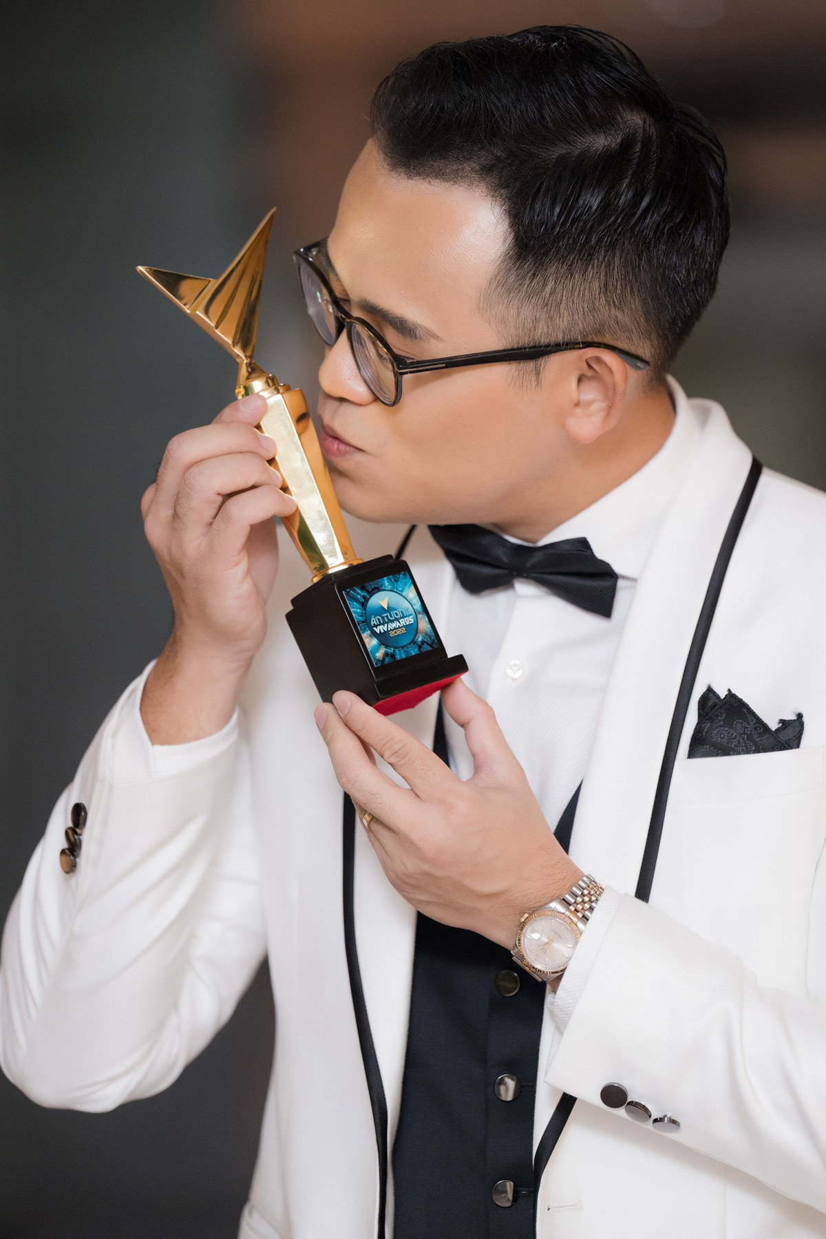 Sau bao năm mong chờ, cuối cùng Đức Bảo đã được chạm tay đến chiếc cúp VTV Awards. Chàng MC nhanh chóng đăng tải bức hình chụp chung với “quả ngọt” lên trang cá nhân.