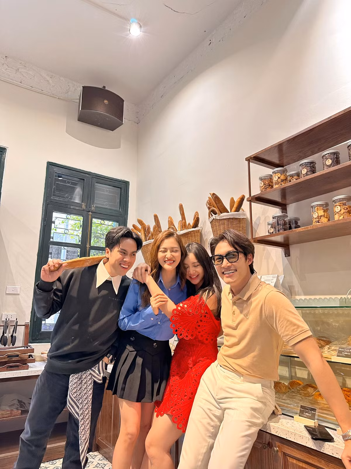 Ha Kieu Anh rang ro ben chong, Thuy Tien goi cam truoc bien-Hinh-6