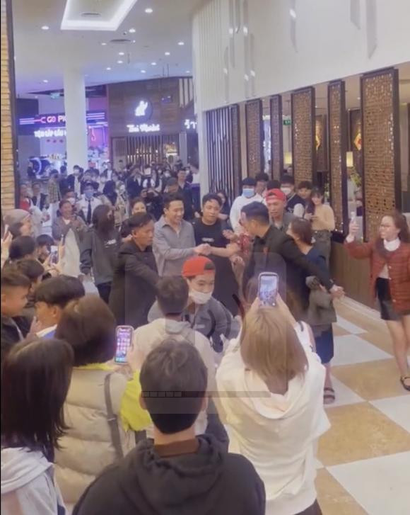 Fan xin bat tay nhung bi bao ve ngan, Tran Thanh ung xu sao?