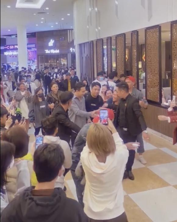 Đáp lại tình cảm của mọi người, Trấn Thành cố gắng nắm tay và cúi chào người hâm mộ thật nhanh. Ngay khi bảo vệ can thiệp, tách anh và khán giả bao vây ra để tránh sự cố, ông xã Hari Won đã ra hiệu để mọi người dừng lại giữ an toàn cho tất cả. Sau đó, khi vừa đi anh vừa cúi chào và tươi cười vẫy tay với tất cả mọi người. Chính hành động tử tế này của anh đã nhận cơn mưa lời khen từ cư dân mạng.