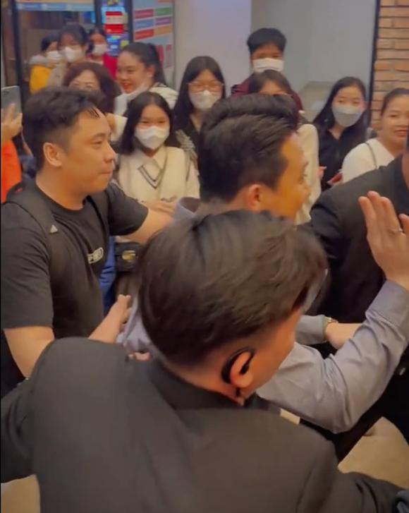 Dù là ngôi sao hạng A của làng giải trí nhưng Trấn Thành vẫn luôn giữ thái độ khiêm tốn và hòa nhã với mọi người. Đôi lần vì hiểu lầm mà anh bị đồn thổi chuyện chảnh chọe khó chịu nhưng qua cách đối xử của anh với đồng nghiệp lớn tuổi như: NSND Ngọc Giàu, Lê Giang, Việt Anh... và các đồng nghiệp ngang tuổi, kém tuổi đã cho thấy sự tử tế của anh qua bao năm không hề thay đổi.