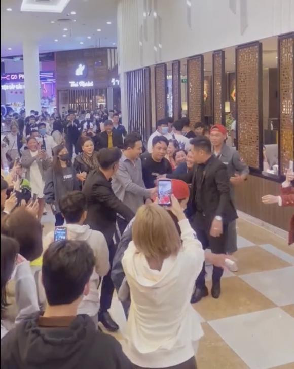 Trấn Thành niềm nở bắt tay người hâm mộ khi di chuyển đến rạp chiếu phim giao lưu.