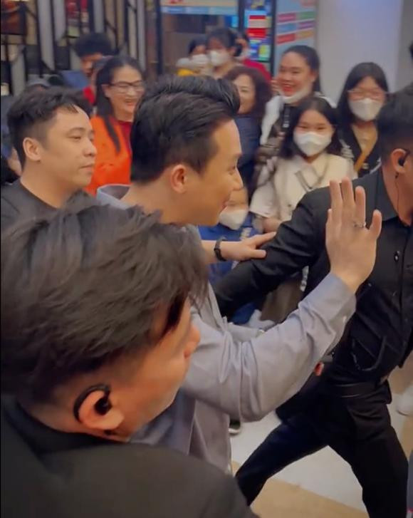 Khi bị bảo vệ ngăn cản vì sợ xảy ra sự cố, ông xã Hari Won vẫn niềm nở vẫy tay chào và cười tươi tắn để an ủi mọi người.