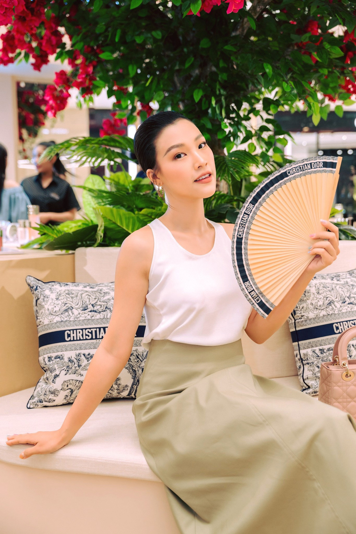 'Muốn ăn cao lương phải có lương cao. Muốn đứng hàng đầu không bao giờ đầu hàng. Muốn làm chuyện lớn không bao giờ làm lớn chuyện. Ở đời cần phải chịu khó thay vì khó chịu…', á hậu Hoàng Oanh sưu tầm status để tự răn mình.