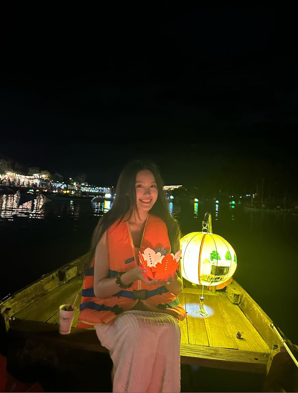 Người đẹp Doãn Hải My thả hoa đăng tại Hội An.