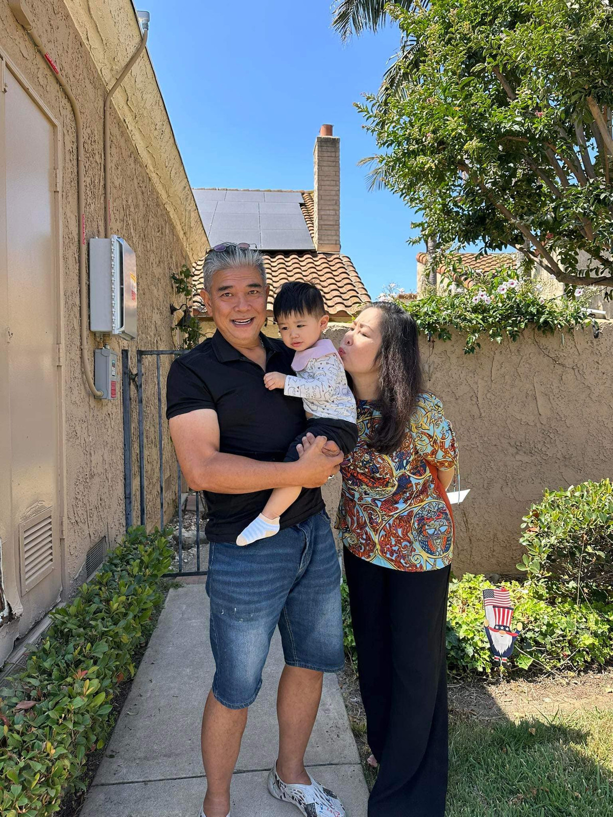 NSND Hồng Vân cùng chồng chăm sóc cháu ngoại tại Mỹ.