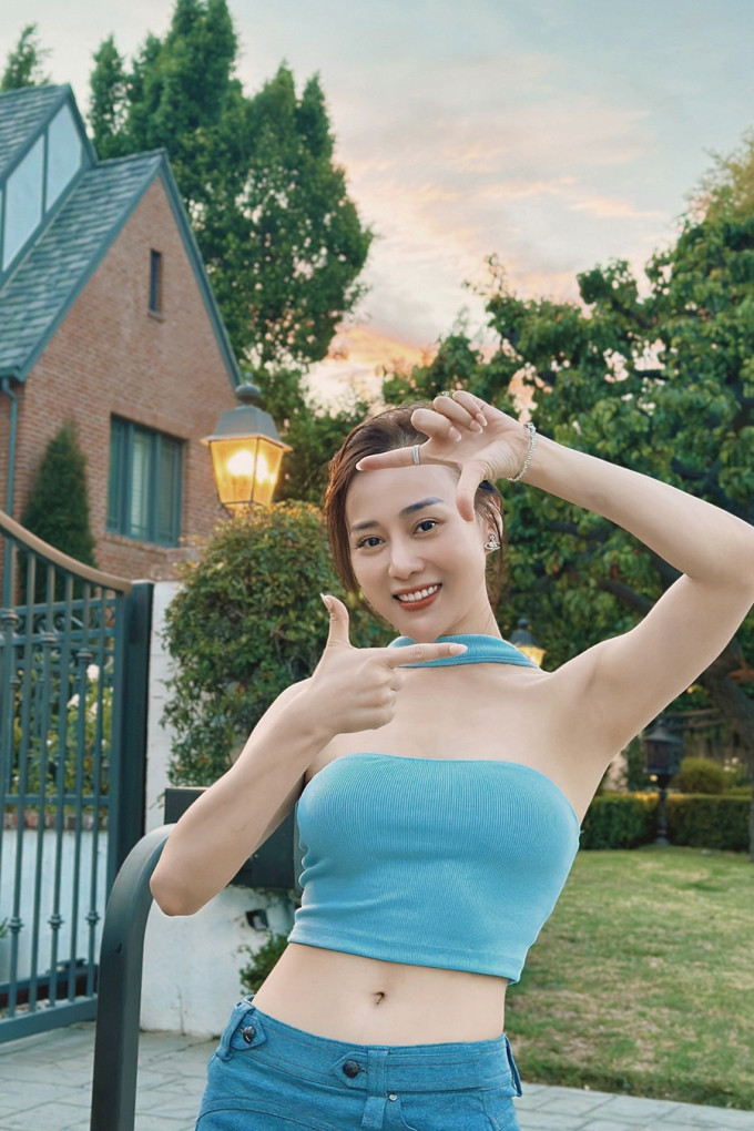 Phương Oanh diện cả cây xanh với áo crop top khoe eo thon. Nữ diễn viên 'Quỳnh búp bê' than bị jet lag (hội chứng của cơ thể do thay đổi múi giờ mà không có sự đồng bộ) dù đã sang Mỹ được vài ngày nhưng vẫn cười rạng rỡ.