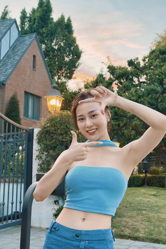 Phương Oanh diện cả cây xanh với áo crop top khoe eo thon. Nữ diễn viên 'Quỳnh búp bê' than bị jet lag (hội chứng của cơ thể do thay đổi múi giờ mà không có sự đồng bộ) dù đã sang Mỹ được vài ngày nhưng vẫn cười rạng rỡ.