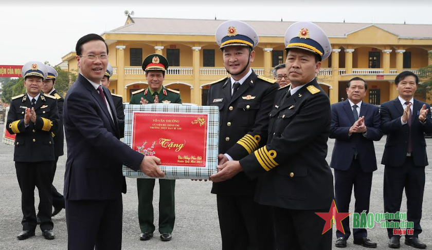 Thuong truc Ban Bi thu lam viec va chuc Tet Quan chung Hai quan-Hinh-2