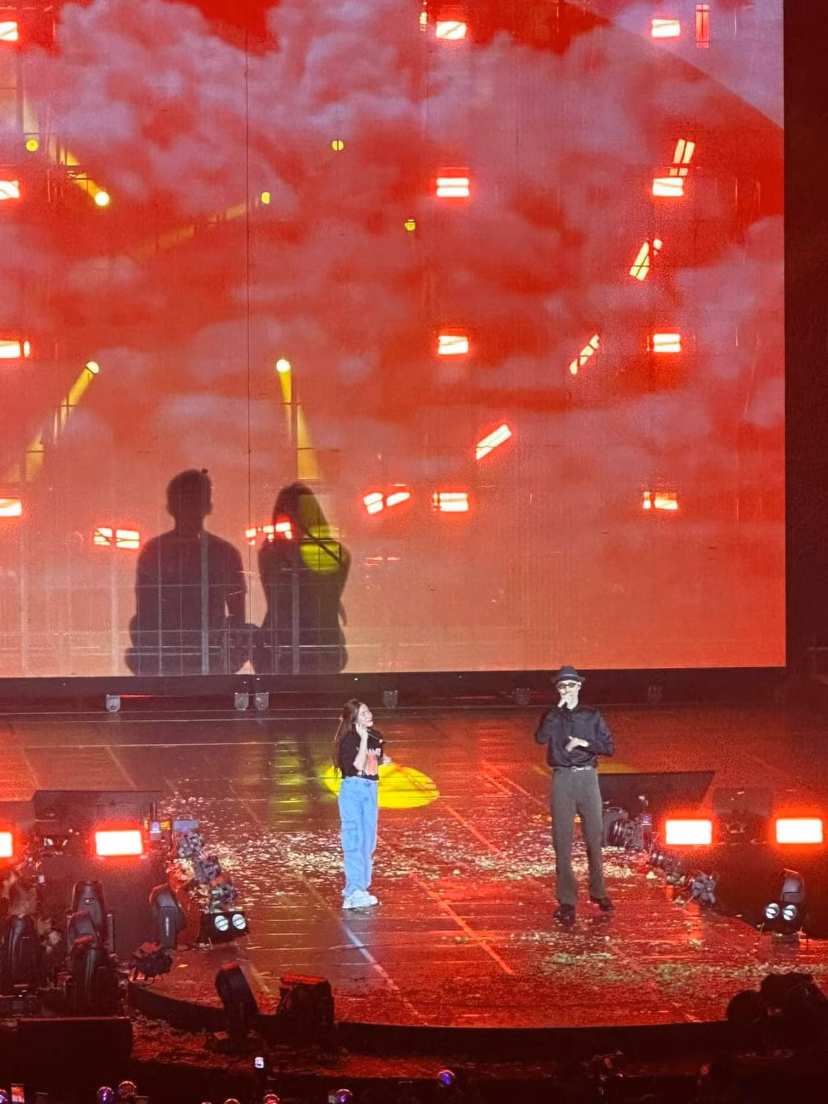 Hoang Thuy Linh an y cong khai yeu Den Vau?-Hinh-4