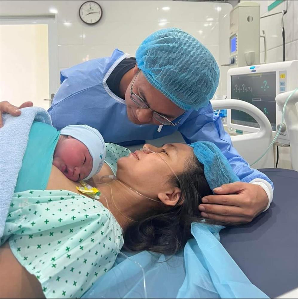 Sáng 13/2, một người bạn trong giới showbiz chia sẻ loạt ảnh Mâu Thủy hạ sinh con đầu lòng. Trong ảnh, nhóc tỳ nhà Á hậu Hoàn vũ Việt Nam 2017 trộm vía bụ vẫm, đáng yêu khi vừa chào đời. Sát cánh Mâu Thủy trong hành trình "vượt cạn" là bạn trai. Có thể thấy rõ sự ân cần, hạnh phúc của nửa kia chân dài 9X trong khoảng thời gian đặc biệt. Mâu Thủy hạ sinh con đầu lòng. Bạn trai Á hậu âu yếm nhìn hai mẹ con.