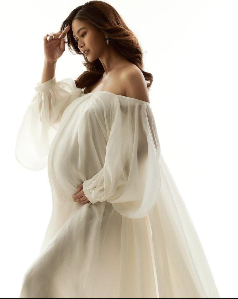 Trước đó, vào tháng 10/2022, Mâu Thủy bất ngờ thông báo đã mang thai con đầu lòng. Dù gặp khó khăn khi lần đầu làm mẹ, song người đẹp cho biết luôn được bạn trai kề cạnh chăm sóc. Tới tháng 1/2022, Mâu Thủy cho biết tăng 17kg và thai nhi đã được 3kg ở tuần thứ 34. Ngoài ra, chân dài còn tâm sự thường xuyên bị mất ngủ, liên tục gặp những cơn đau thắt ở những ngày cuối của thai kỳ.