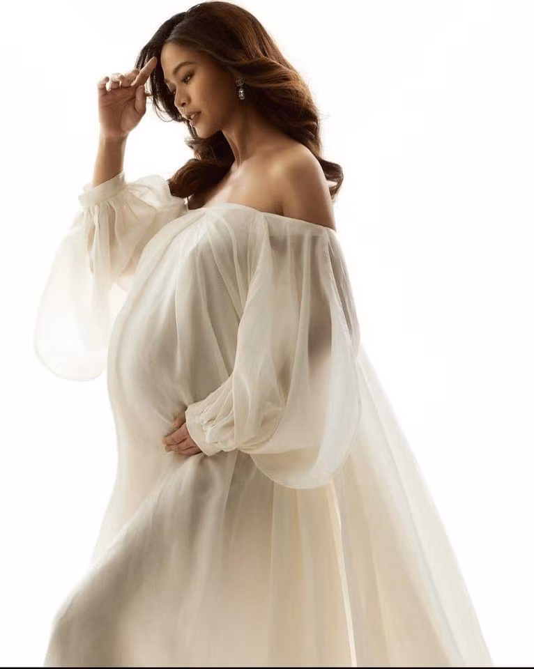 Trước đó, vào tháng 10/2022, Mâu Thủy bất ngờ thông báo đã mang thai con đầu lòng. Dù gặp khó khăn khi lần đầu làm mẹ, song người đẹp cho biết luôn được bạn trai kề cạnh chăm sóc. Tới tháng 1/2022, Mâu Thủy cho biết tăng 17kg và thai nhi đã được 3kg ở tuần thứ 34. Ngoài ra, chân dài còn tâm sự thường xuyên bị mất ngủ, liên tục gặp những cơn đau thắt ở những ngày cuối của thai kỳ.