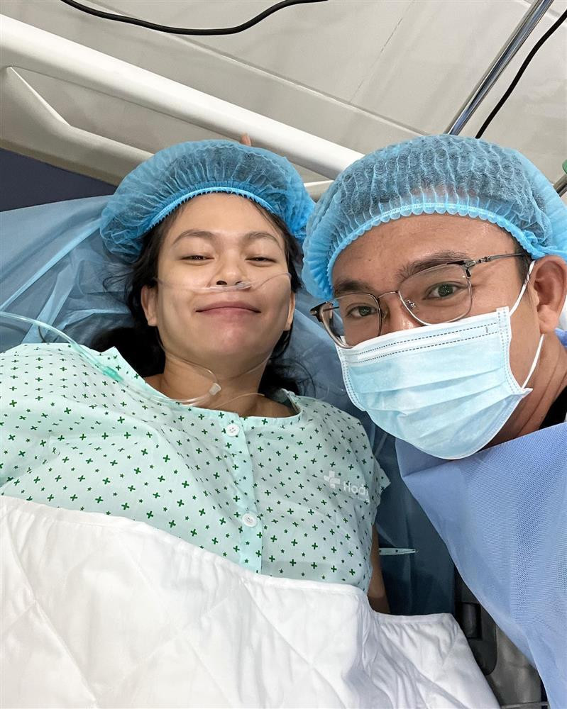 ặp đôi selfie sau ca "vượt cạn" thành công. Dù thấm mệt nhưng gương mặt họ đều toát lên vẻ hạnh phúc.