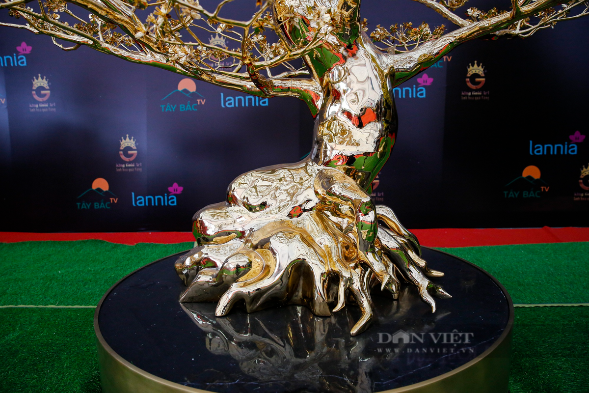 Ngoài việc mạ vàng, phía ngoài cây mai còn được phủ một chất chống bám bụi, vân tay… khiến cho sản phẩm lúc nào cũng sáng bóng.