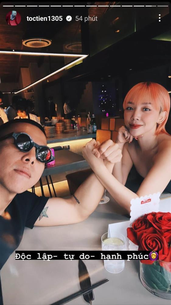 Không hoa quà nhưng Tóc Tiên - Hoàng Touliver vẫn khiến người hâm mộ thích thú với khoảnh khắc tận hưởng Valentine bên nhau.