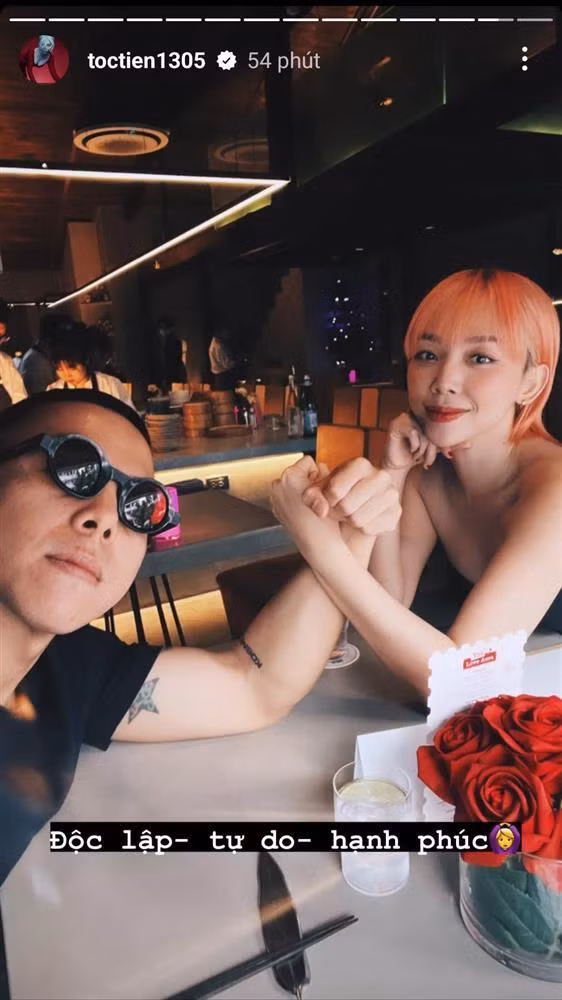 Không hoa quà nhưng Tóc Tiên - Hoàng Touliver vẫn khiến người hâm mộ thích thú với khoảnh khắc tận hưởng Valentine bên nhau.