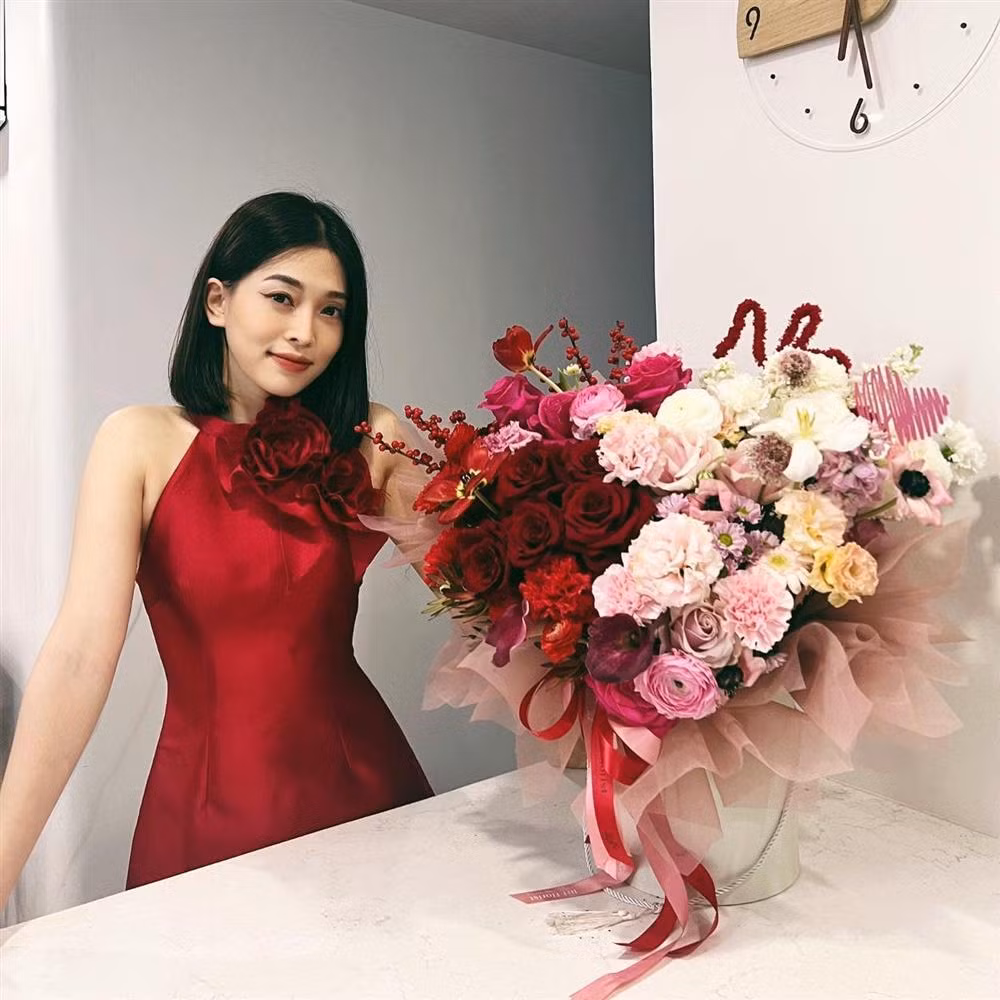 Á hậu Bùi Phương Nga khoe quà 14/2 do ông xã Bình An tặng.