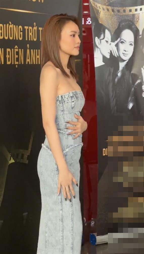 Mới đây, Ninh Dương Lan Ngọc gây chú ý khi hội ngộ dàn diễn viên đình đám NSND Lê Khanh, Kaity Nguyễn,... tại một sự kiện. Tại đây, mỹ nhân 9X chiếm spotlight trong thiết kế váy denim dáng quây tôn trọn vòng 1 quyến rũ.