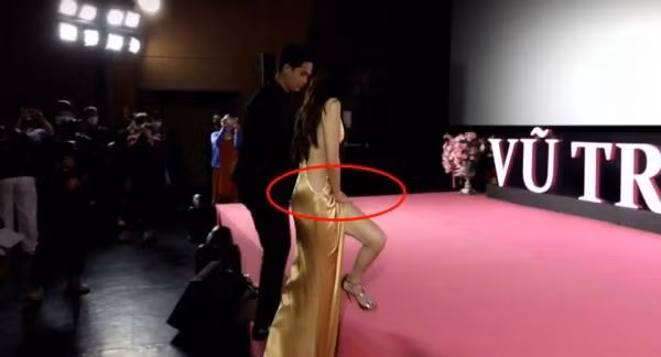 Khoảnh khắc che chắn tinh tế của Lan Ngọc khi mặc đầm xẻ cao tít tại sự kiện.