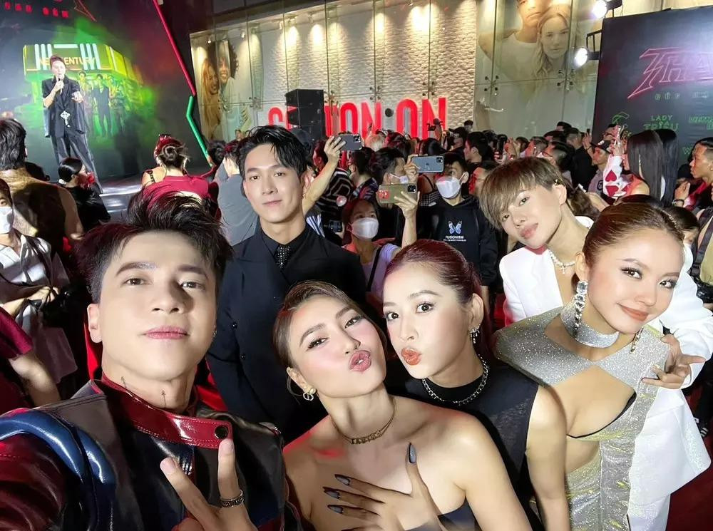 Nhờ cách xử lý tình huống khôn khéo, Lan Ngọc vẫn giữ được hình ảnh đẹp trước công chúng. Dù vậy, cô cũng khiến fan được dịp "thót tim" vì lo sợ lộ hàng.