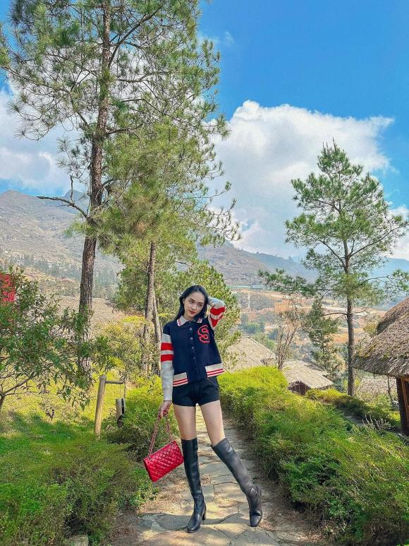 Tuy nhiên, song song với loạt ảnh này, Hương Giang lại đính kèm dòng trạng thái như mất niềm tin vào tình yêu và cụ thể hơn và việc mở lòng. Cụ thể, cô viết: "Đừng ngại mở lòng ra với một người, biết đâu họ lại từ chối". 